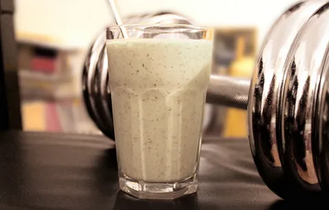 Um copo com batido de cerreais com semente para ganhar massa muscular